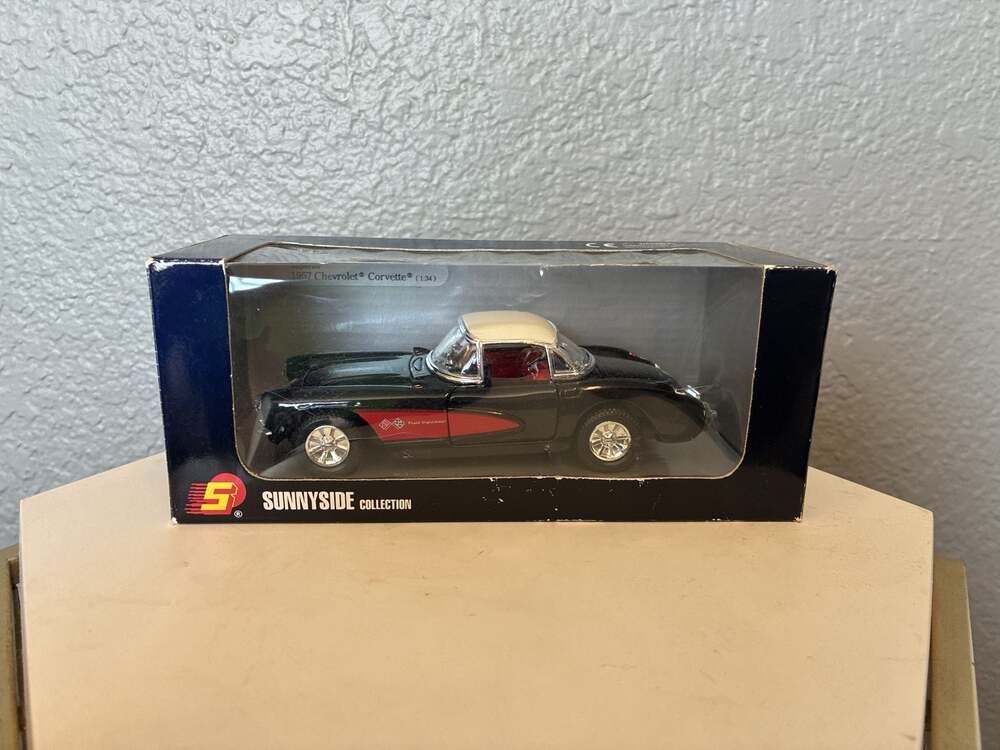 Sunnyside Collection 1957 Chevrolet Corvette 1:34 Diecast Model SS5709W